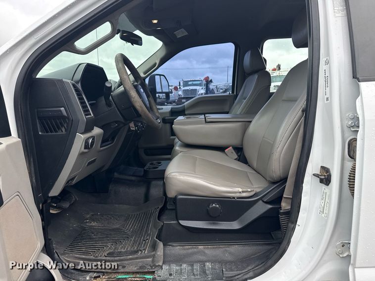 image for item EG5910 2017 Ford F350 Super Duty  Crew Cab flatbed pickup truck