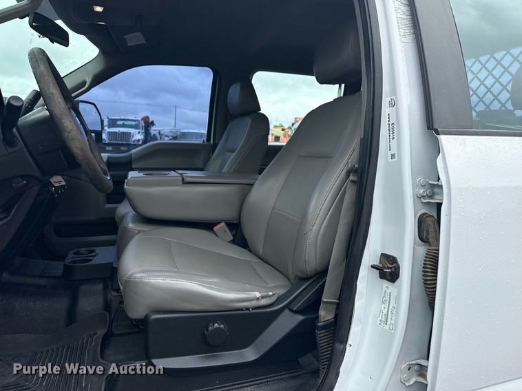 image for item EG5910 2017 Ford F350 Super Duty  Crew Cab flatbed pickup truck