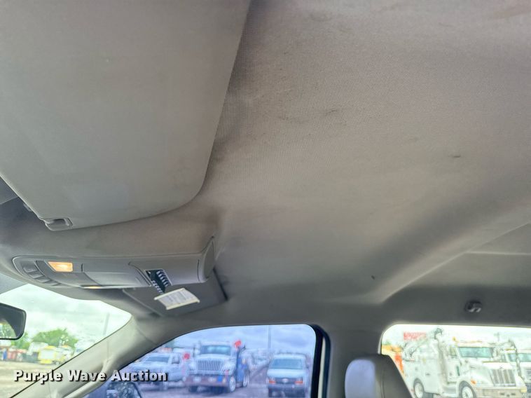 image for item EG5910 2017 Ford F350 Super Duty  Crew Cab flatbed pickup truck