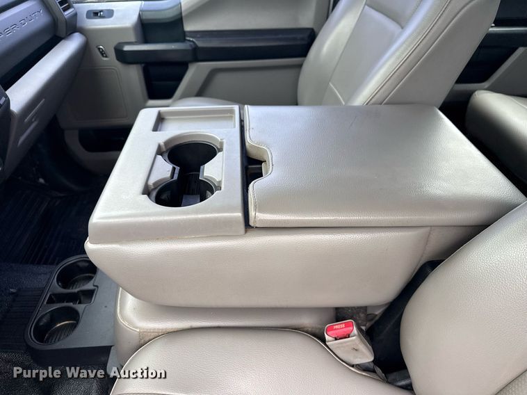 image for item EG5910 2017 Ford F350 Super Duty  Crew Cab flatbed pickup truck