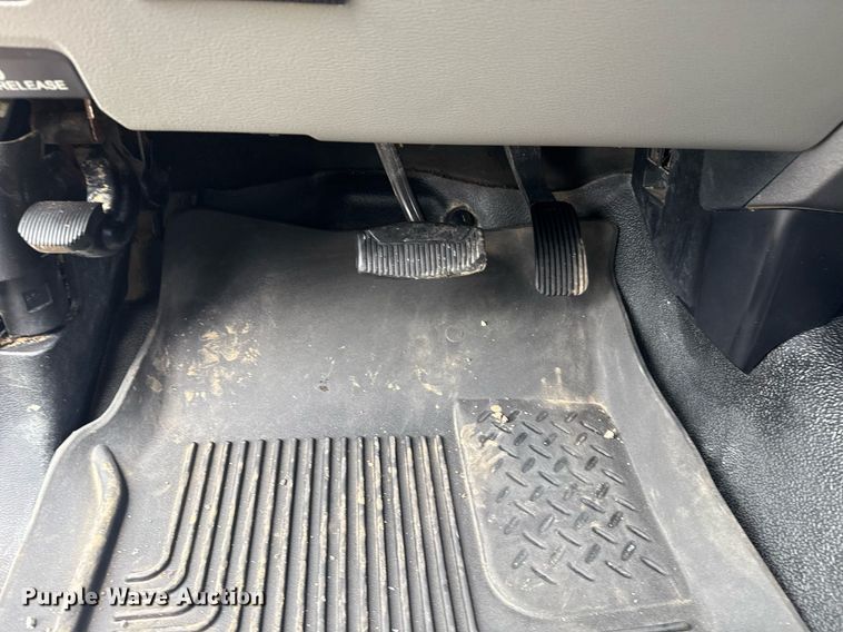 image for item EG5910 2017 Ford F350 Super Duty  Crew Cab flatbed pickup truck