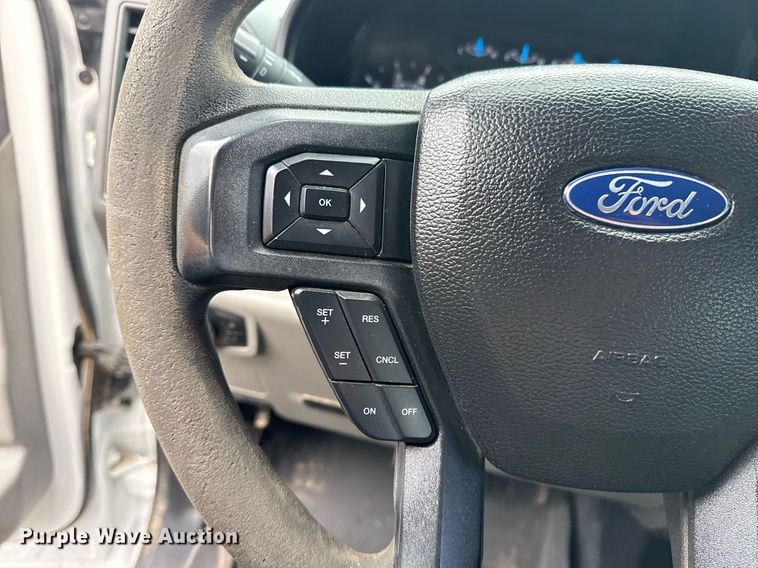 image for item EG5910 2017 Ford F350 Super Duty  Crew Cab flatbed pickup truck