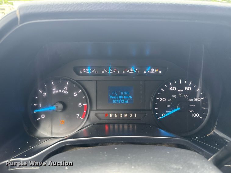 image for item EG5910 2017 Ford F350 Super Duty  Crew Cab flatbed pickup truck