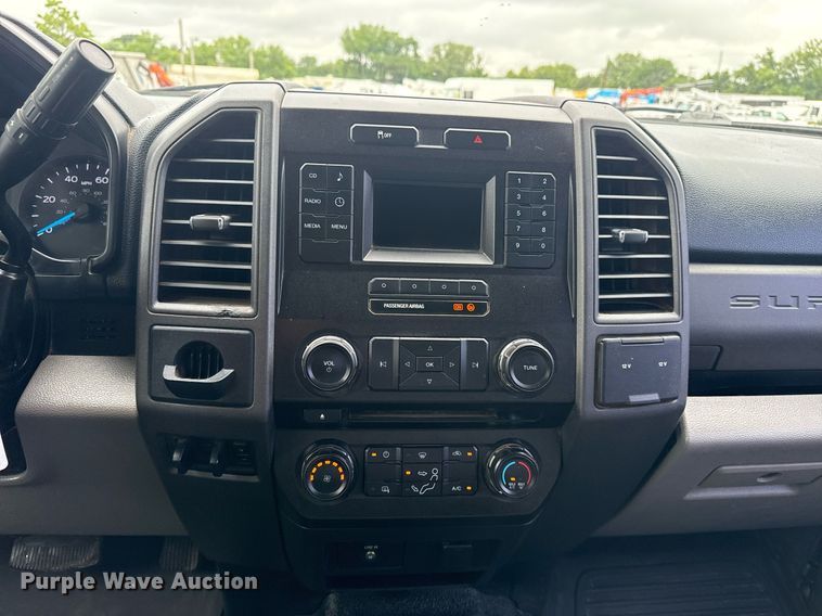 image for item EG5910 2017 Ford F350 Super Duty  Crew Cab flatbed pickup truck