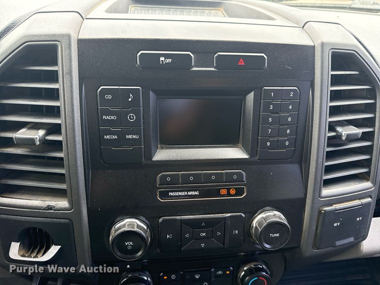 image for item EG5910 2017 Ford F350 Super Duty  Crew Cab flatbed pickup truck