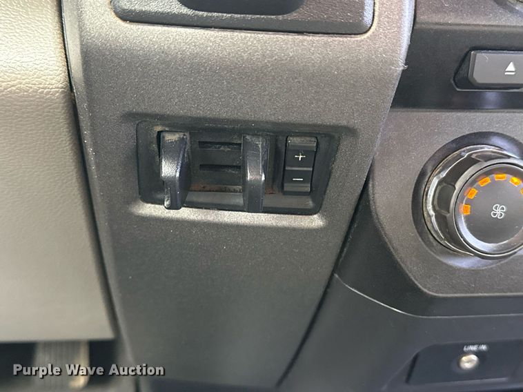 image for item EG5910 2017 Ford F350 Super Duty  Crew Cab flatbed pickup truck