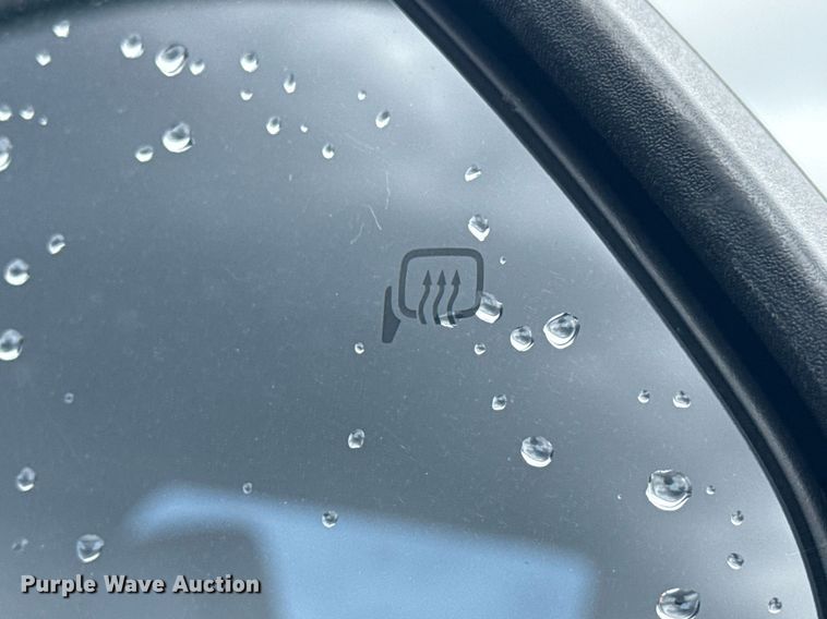 image for item EG5910 2017 Ford F350 Super Duty  Crew Cab flatbed pickup truck