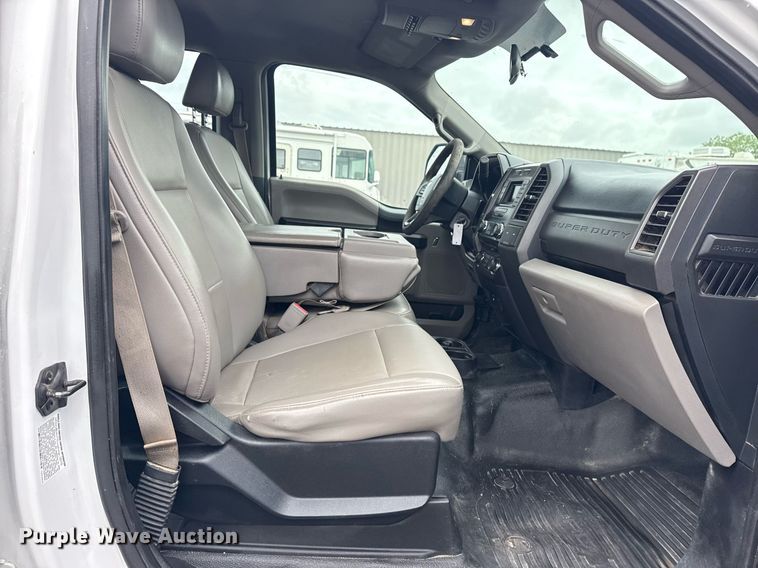 image for item EG5910 2017 Ford F350 Super Duty  Crew Cab flatbed pickup truck