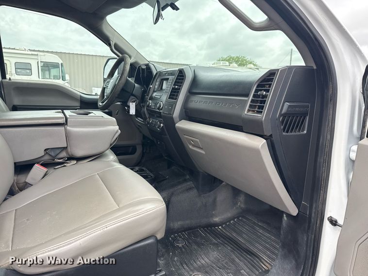 image for item EG5910 2017 Ford F350 Super Duty  Crew Cab flatbed pickup truck