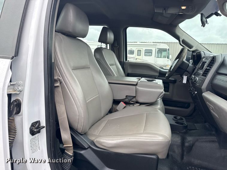 image for item EG5910 2017 Ford F350 Super Duty  Crew Cab flatbed pickup truck