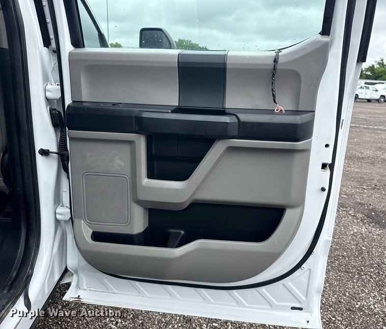 image for item EG5910 2017 Ford F350 Super Duty  Crew Cab flatbed pickup truck