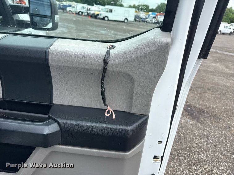 image for item EG5910 2017 Ford F350 Super Duty  Crew Cab flatbed pickup truck