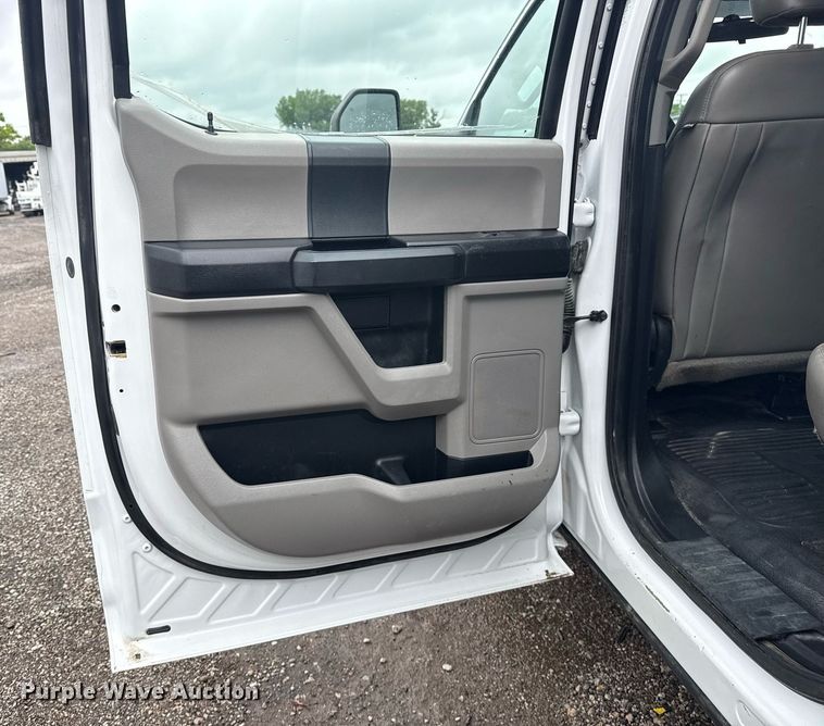 image for item EG5910 2017 Ford F350 Super Duty  Crew Cab flatbed pickup truck