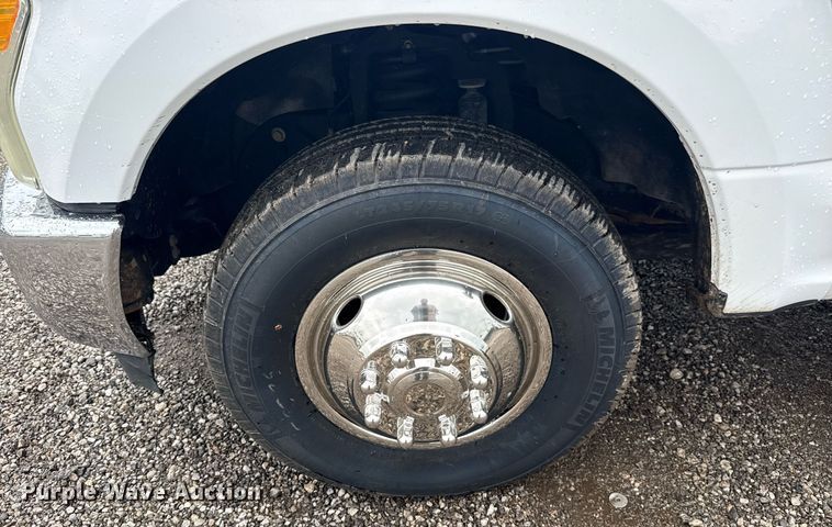 image for item EG5910 2017 Ford F350 Super Duty  Crew Cab flatbed pickup truck