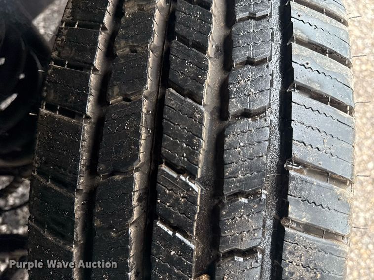 image for item EG5910 2017 Ford F350 Super Duty  Crew Cab flatbed pickup truck