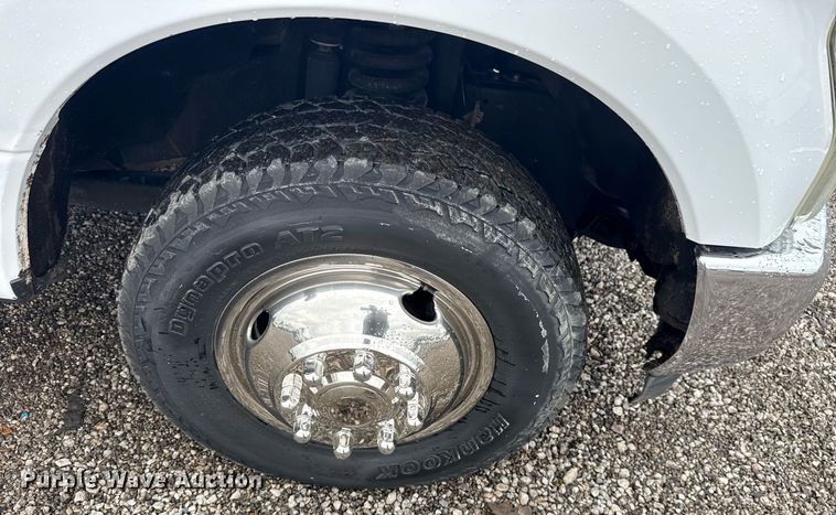 image for item EG5910 2017 Ford F350 Super Duty  Crew Cab flatbed pickup truck