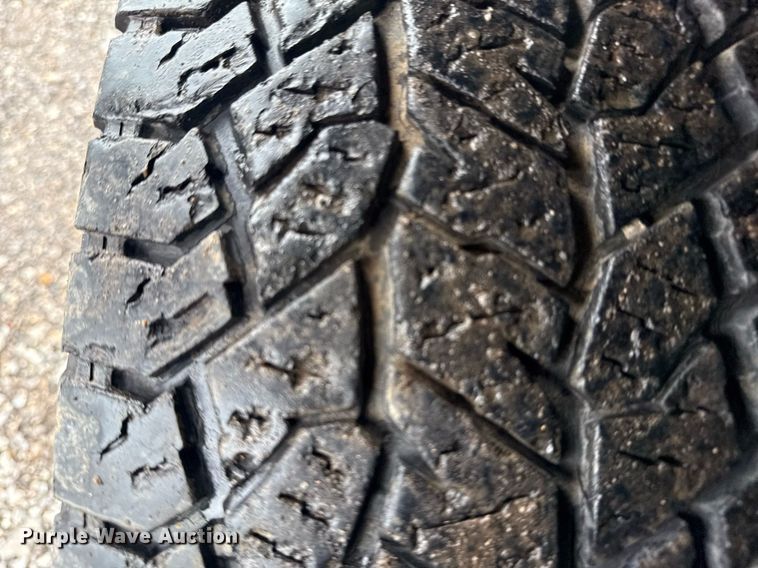 image for item EG5910 2017 Ford F350 Super Duty  Crew Cab flatbed pickup truck