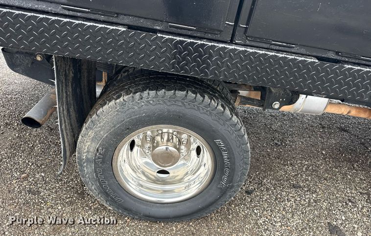 image for item EG5910 2017 Ford F350 Super Duty  Crew Cab flatbed pickup truck