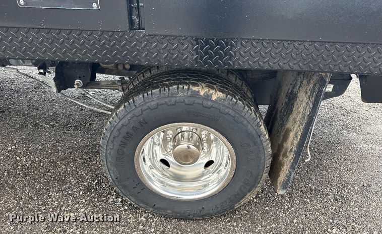 image for item EG5910 2017 Ford F350 Super Duty  Crew Cab flatbed pickup truck