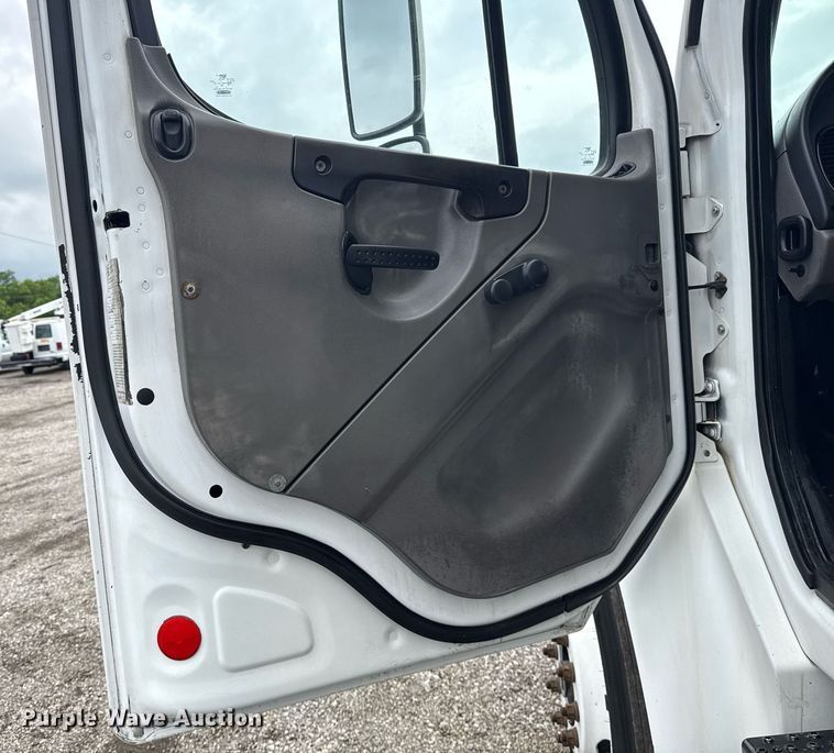 image for item EG5918 2006 Freightliner Business Class M2 box truck