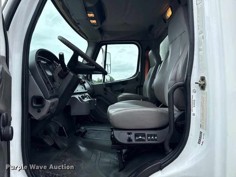 image for item EG5918 2006 Freightliner Business Class M2 box truck