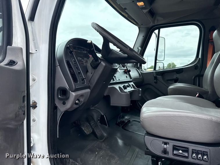 image for item EG5918 2006 Freightliner Business Class M2 box truck