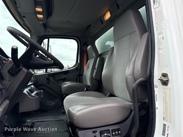 image for item EG5918 2006 Freightliner Business Class M2 box truck