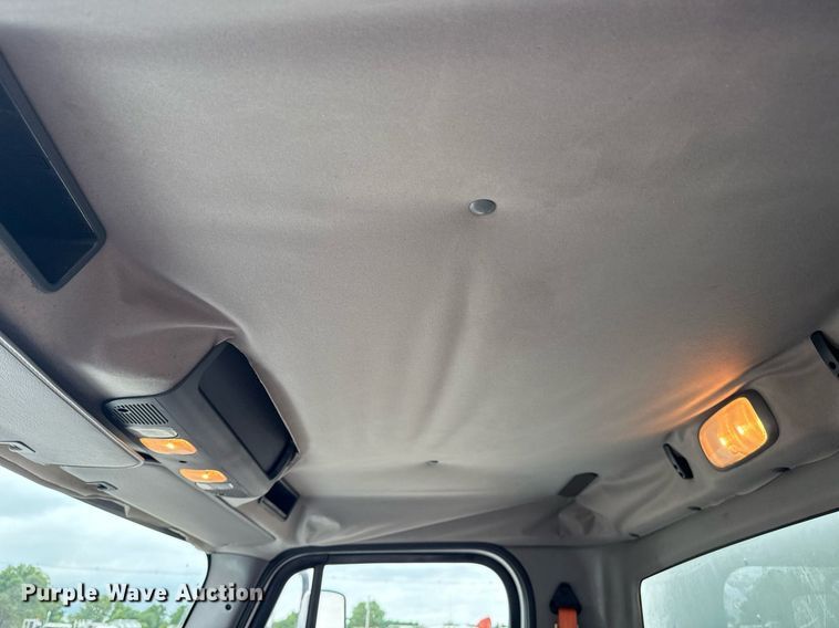 image for item EG5918 2006 Freightliner Business Class M2 box truck