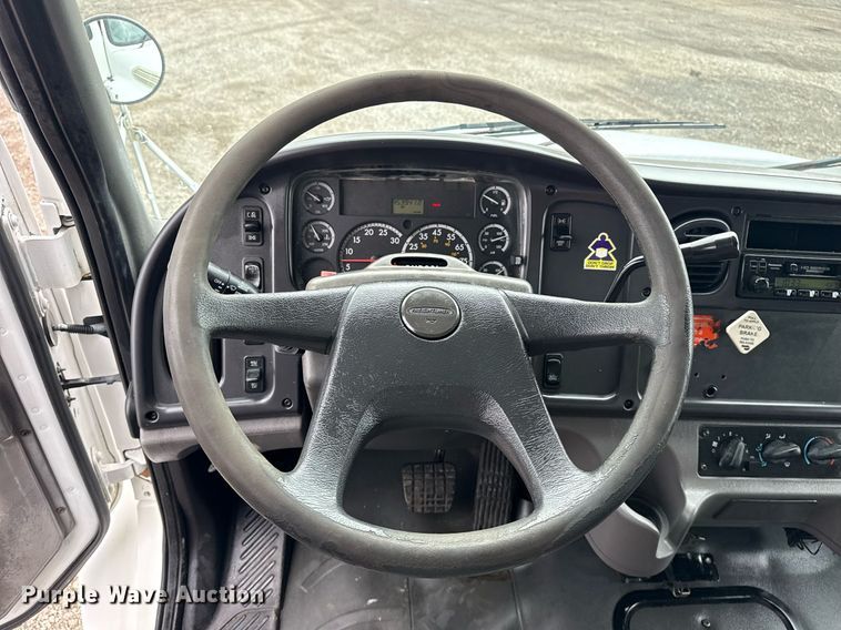 image for item EG5918 2006 Freightliner Business Class M2 box truck