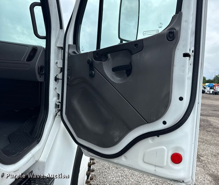 image for item EG5918 2006 Freightliner Business Class M2 box truck