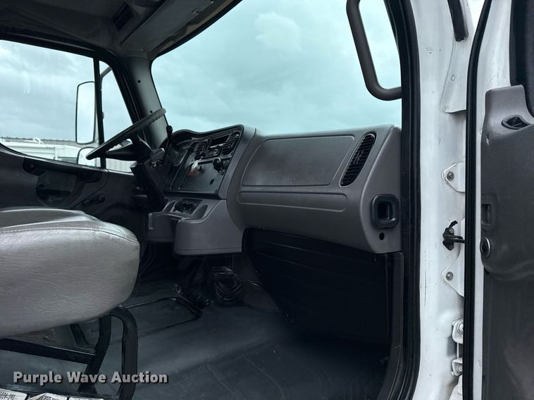 image for item EG5918 2006 Freightliner Business Class M2 box truck