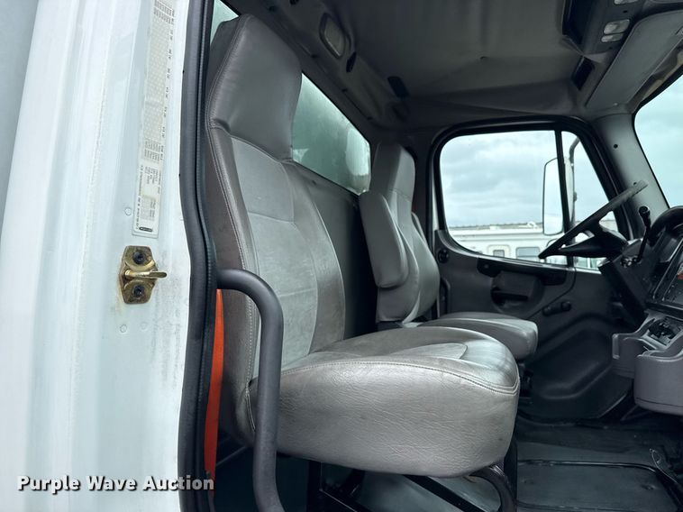 image for item EG5918 2006 Freightliner Business Class M2 box truck