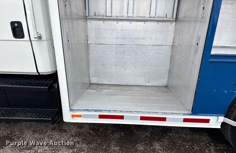 image for item EG5922 2000 Freightliner FL60 utility / service truck