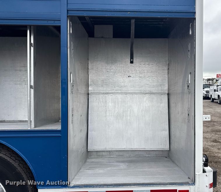 image for item EG5922 2000 Freightliner FL60 utility / service truck