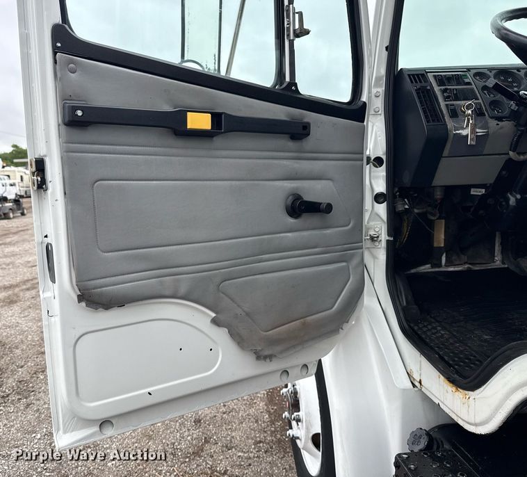image for item EG5922 2000 Freightliner FL60 utility / service truck