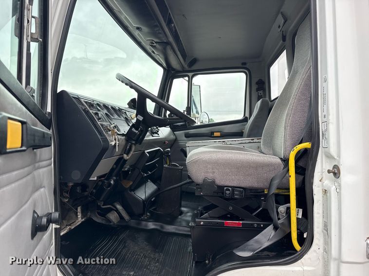 image for item EG5922 2000 Freightliner FL60 utility / service truck