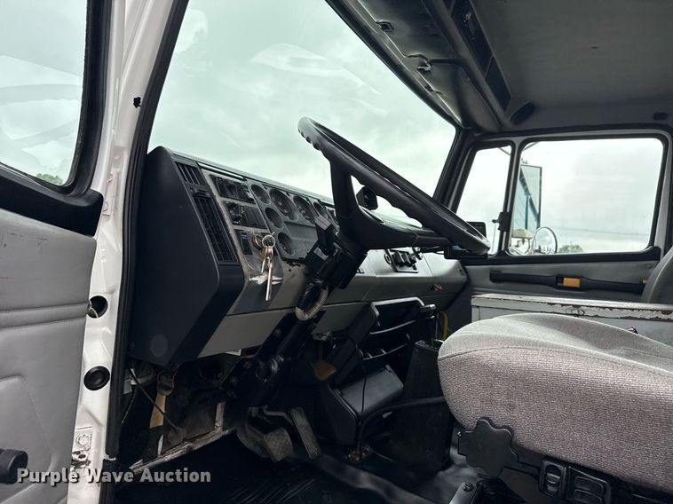 image for item EG5922 2000 Freightliner FL60 utility / service truck