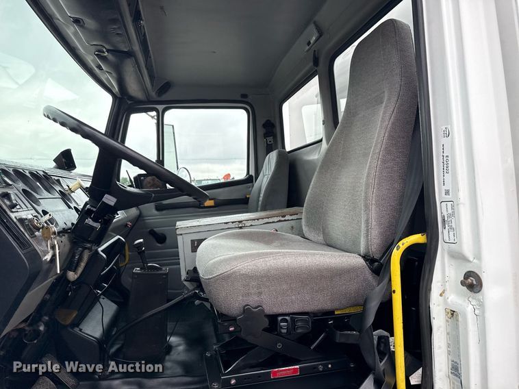 image for item EG5922 2000 Freightliner FL60 utility / service truck