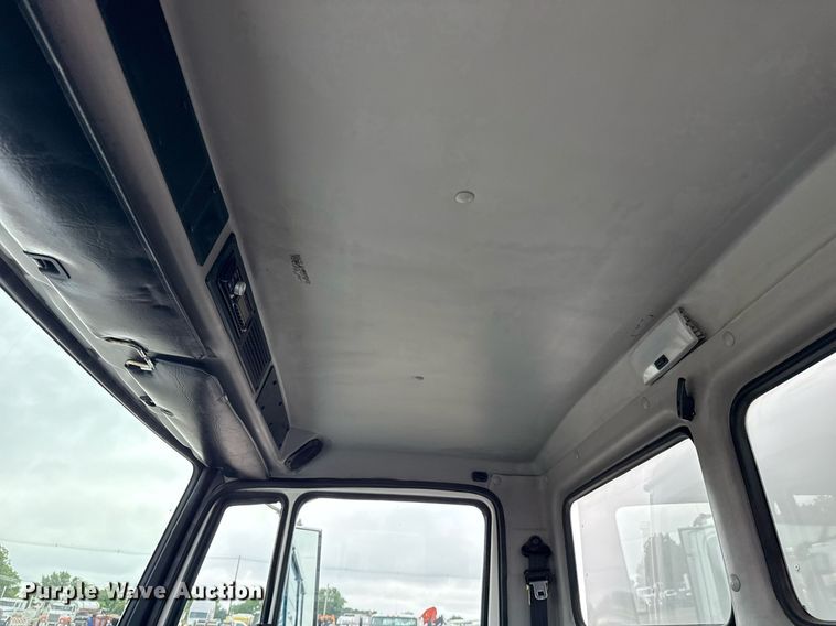 image for item EG5922 2000 Freightliner FL60 utility / service truck