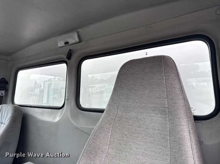 image for item EG5922 2000 Freightliner FL60 utility / service truck