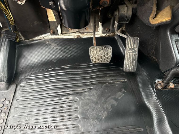 image for item EG5922 2000 Freightliner FL60 utility / service truck