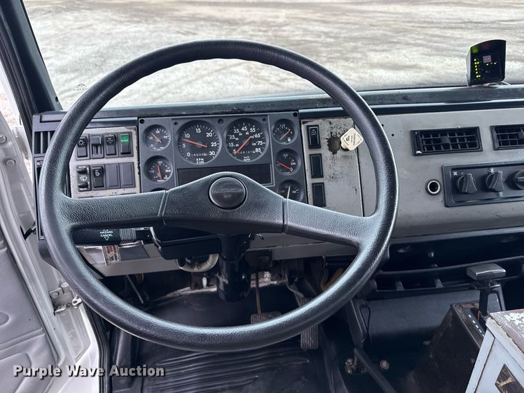 image for item EG5922 2000 Freightliner FL60 utility / service truck