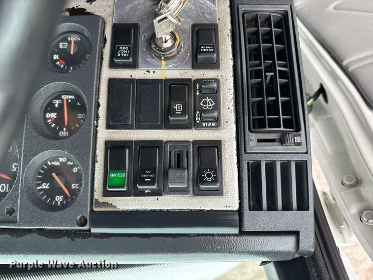 image for item EG5922 2000 Freightliner FL60 utility / service truck