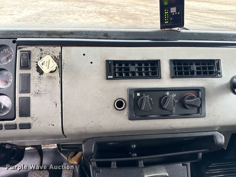 image for item EG5922 2000 Freightliner FL60 utility / service truck