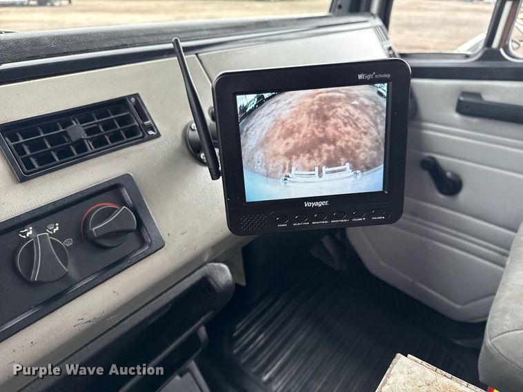 image for item EG5922 2000 Freightliner FL60 utility / service truck