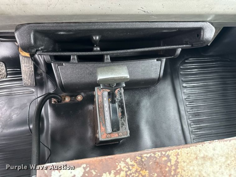 image for item EG5922 2000 Freightliner FL60 utility / service truck