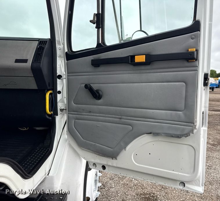 image for item EG5922 2000 Freightliner FL60 utility / service truck