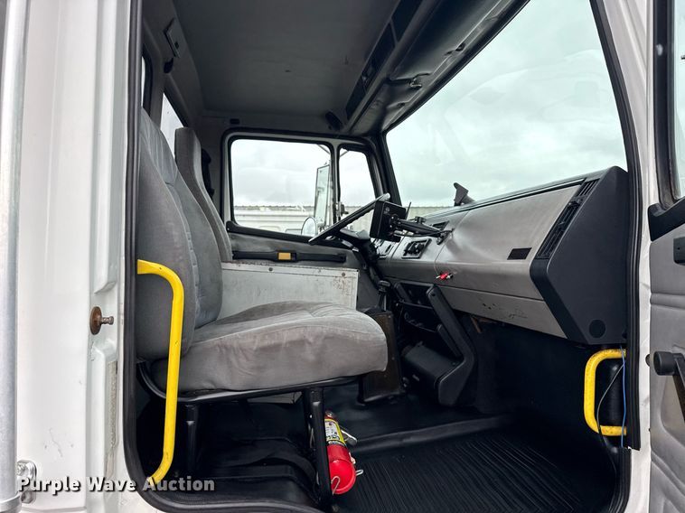 image for item EG5922 2000 Freightliner FL60 utility / service truck