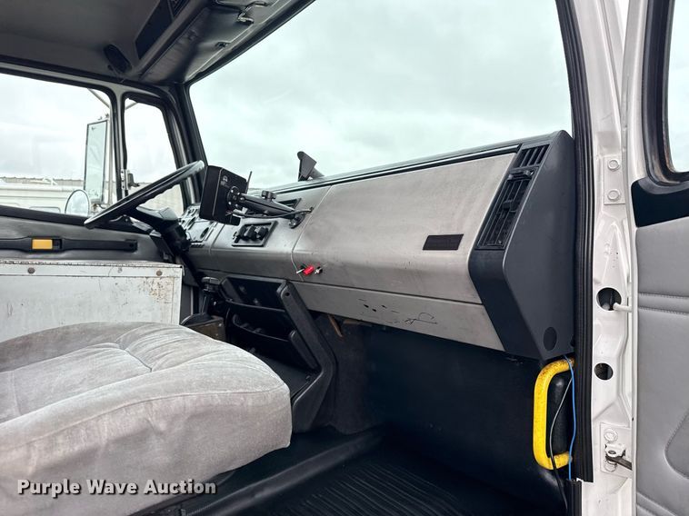 image for item EG5922 2000 Freightliner FL60 utility / service truck