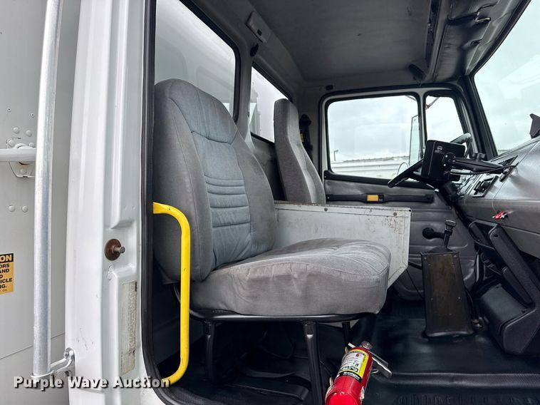 image for item EG5922 2000 Freightliner FL60 utility / service truck